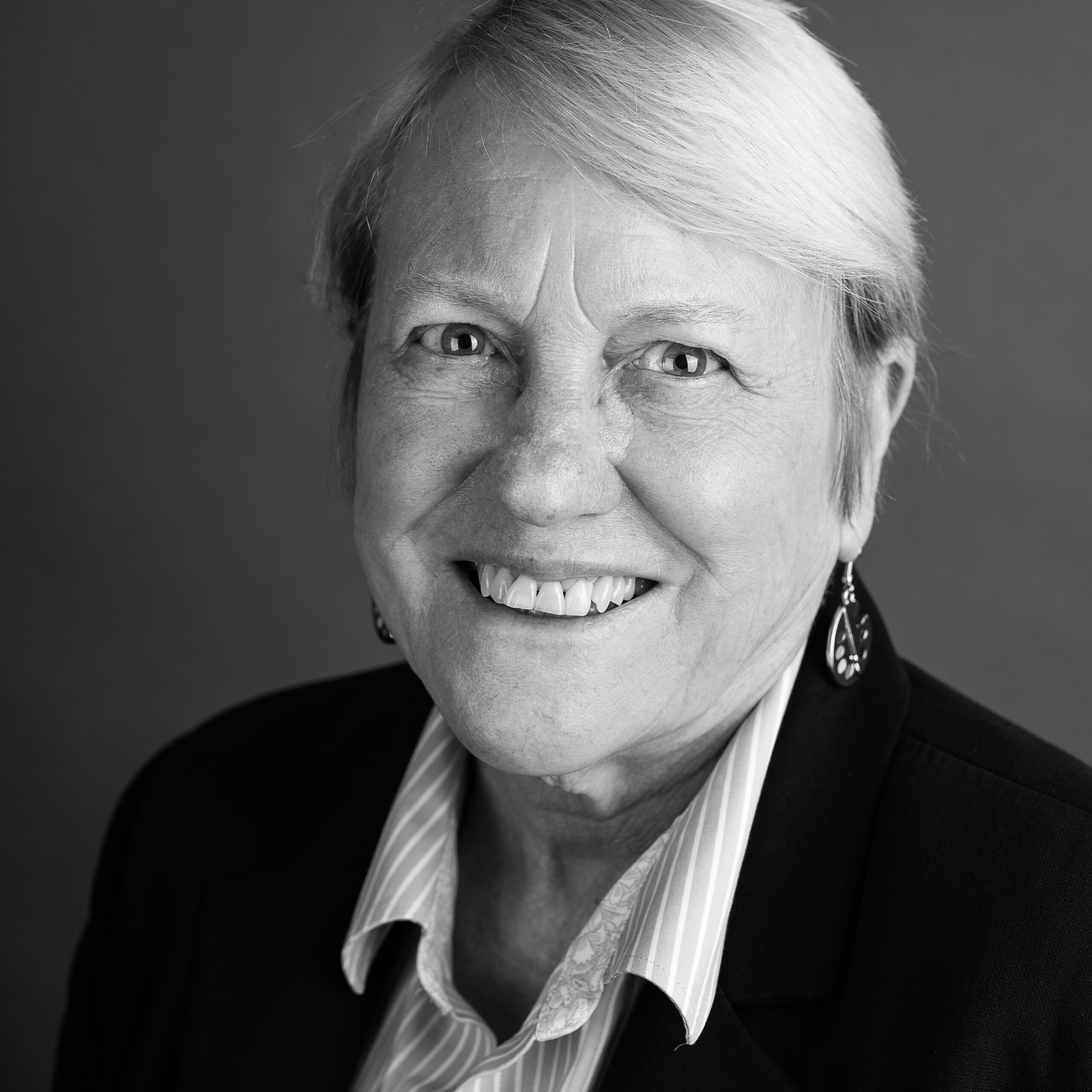 Headshot of Lynne Valek