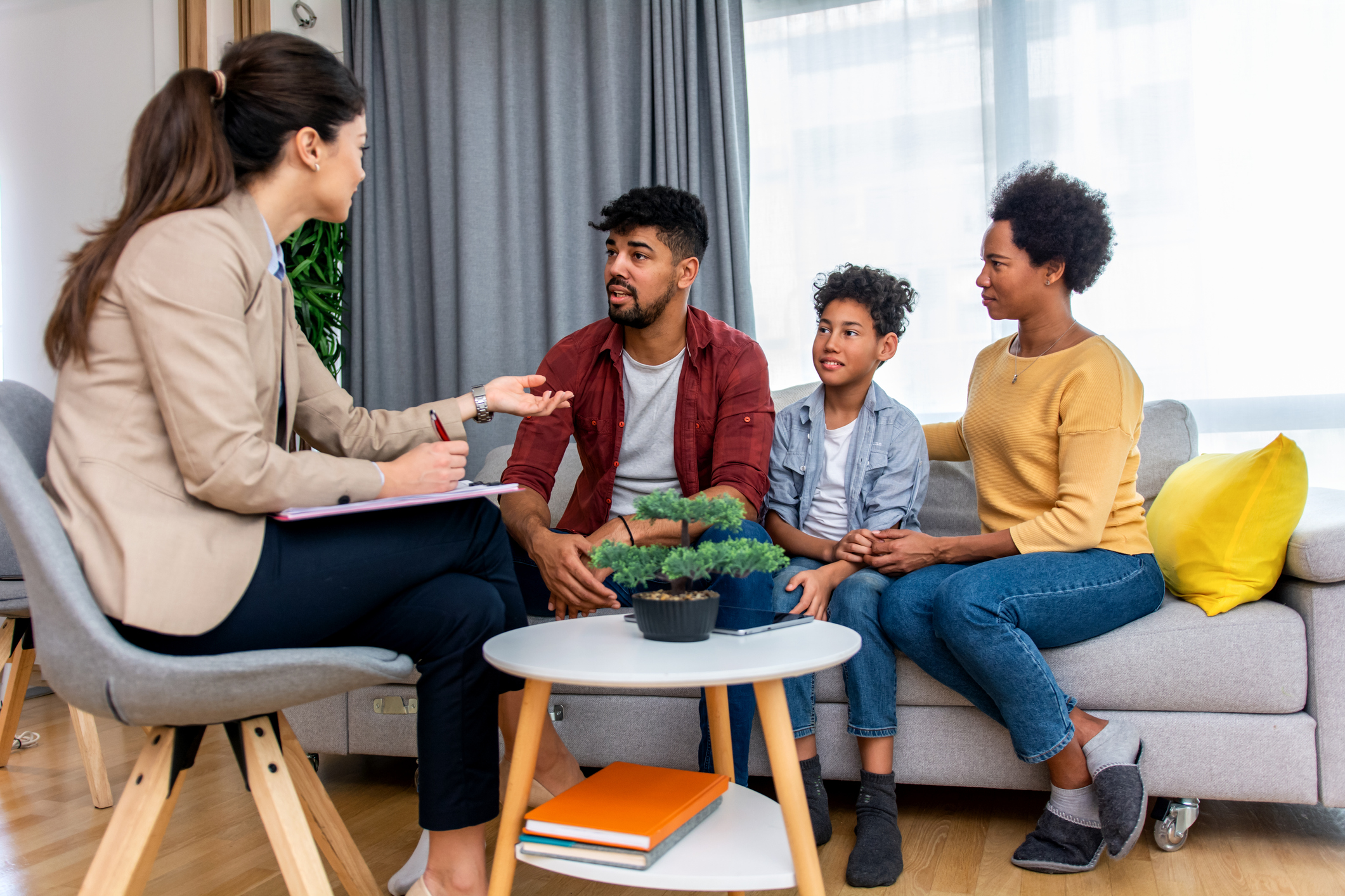 therapist meeting with family