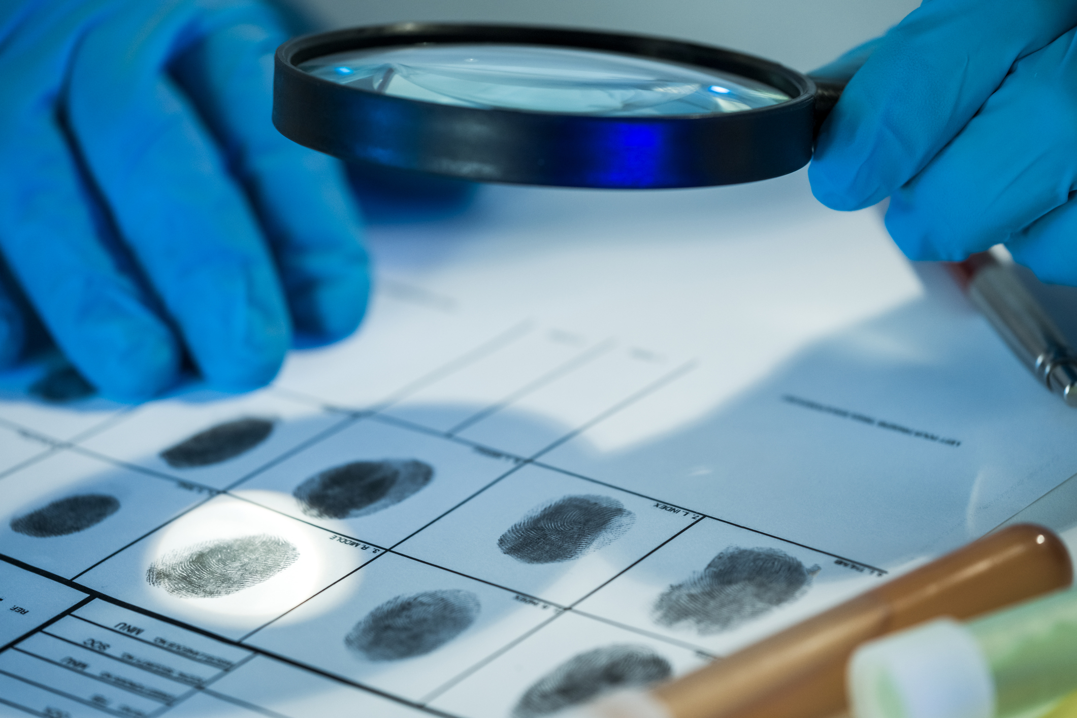 Viewing fingerprints via magnifying glass